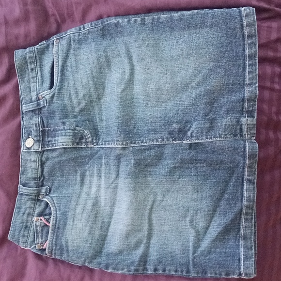Super cute jean skirt size 4 old navy. Pink accent - Picture 1 of 4